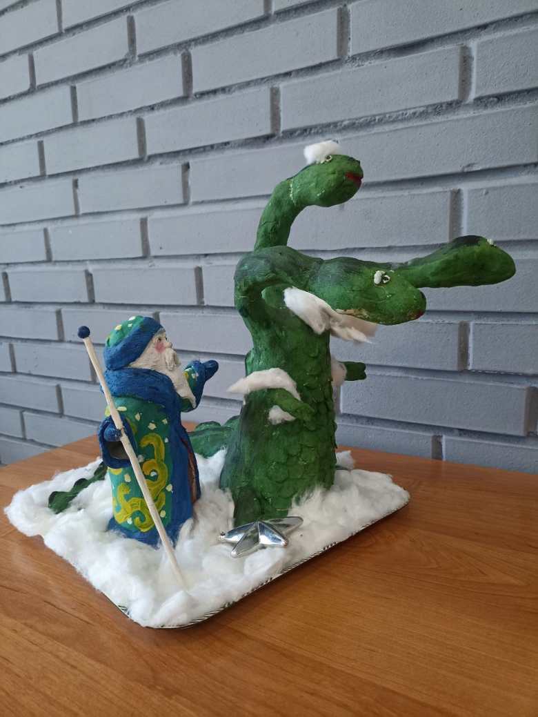 Трехглавый зеленый дракон Дедушка Мороз