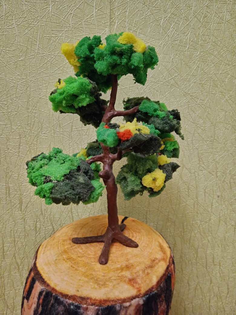 Дерево в осеннем убранстве