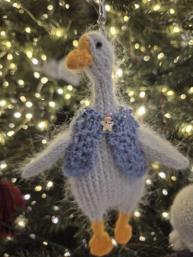 Вязаный страж на новогодней ёлке.