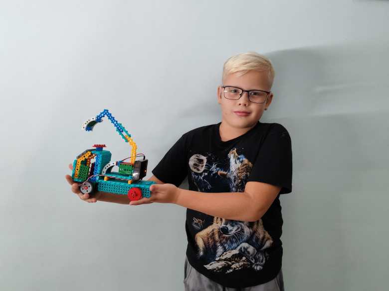 Погрузчик-манипулятор