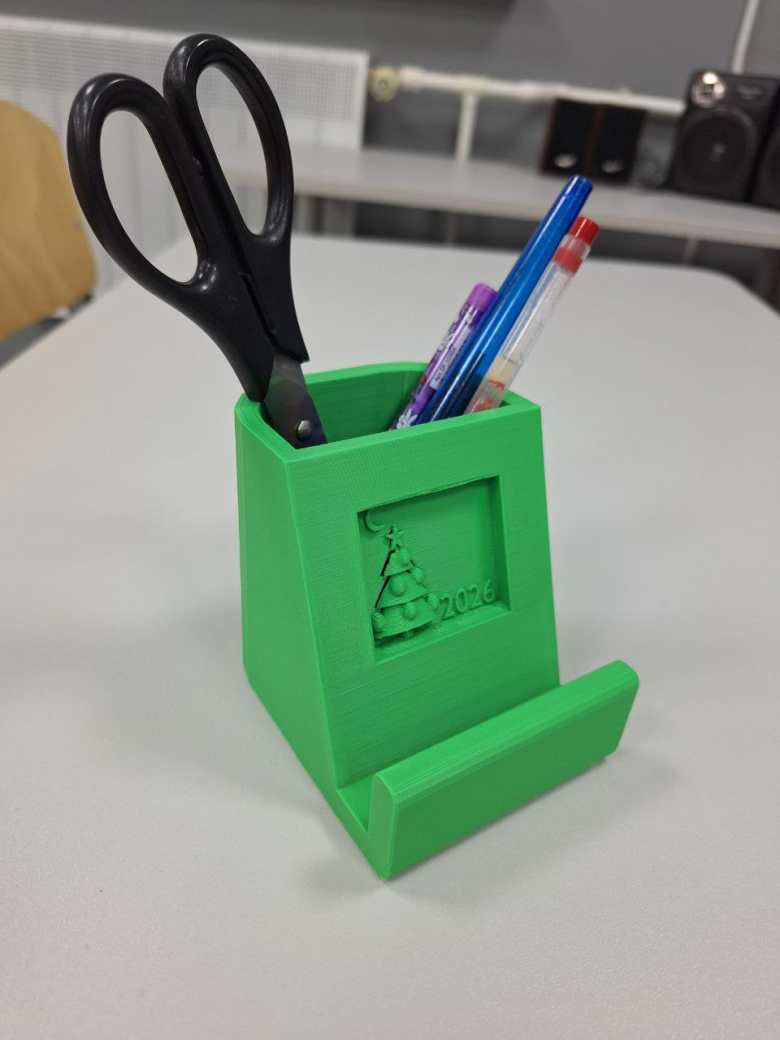 Подарок для учителя на Новый год: подставка 2 в 1 для канцелярских принадлежностей и смартфона