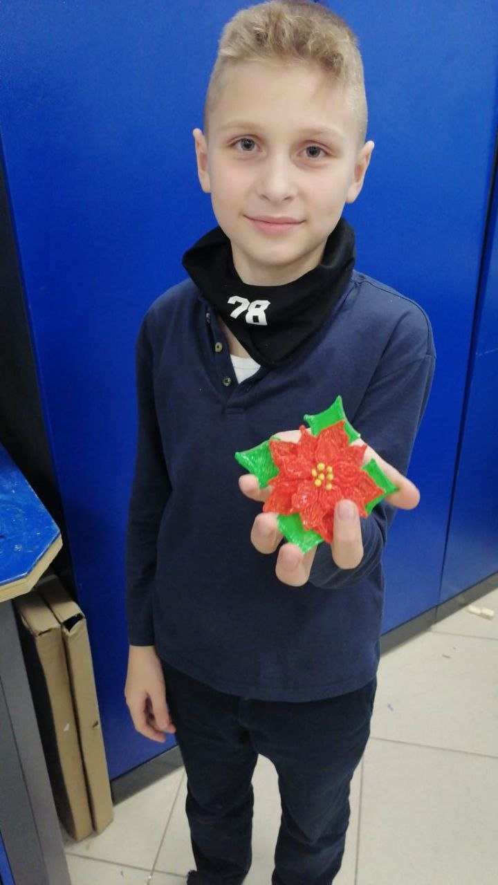 Брошь в виде цветка для мамы