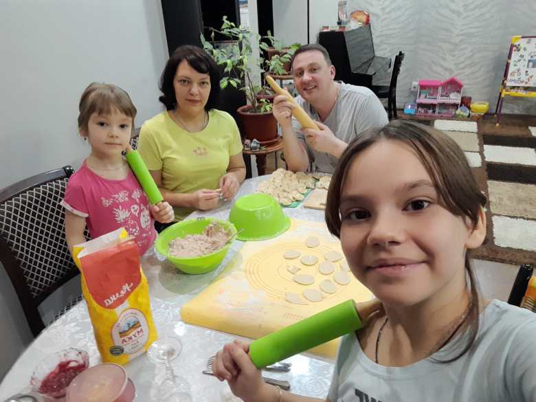Всей семьей лепим пельмени