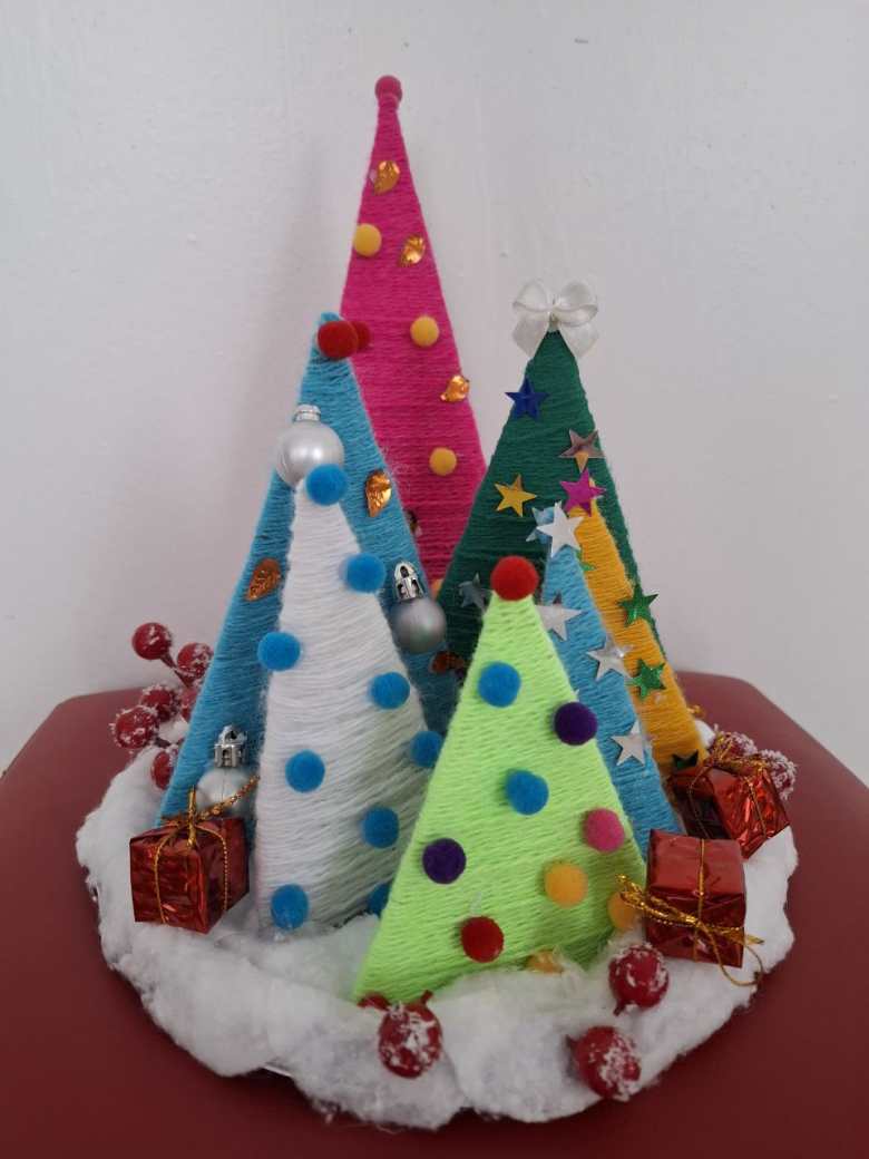 В новогоднем лесу.