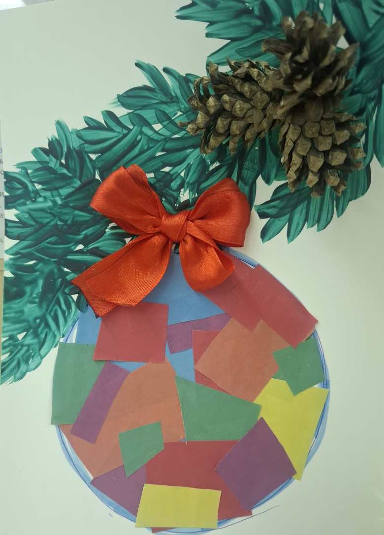 Цветной шарик на ёлке