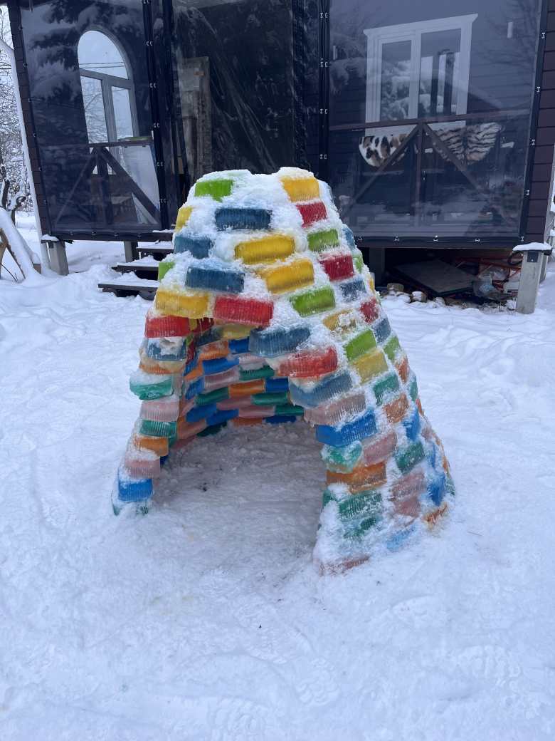 Цветное иглу изо льда