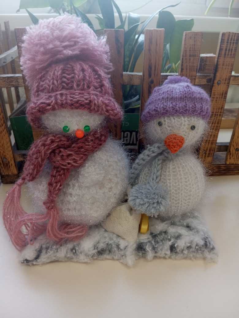 Веселые снеговики