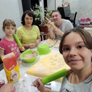 Всей семьей лепим пельмени