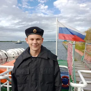 Флаг РОССИИ гордо реет над моею головой !