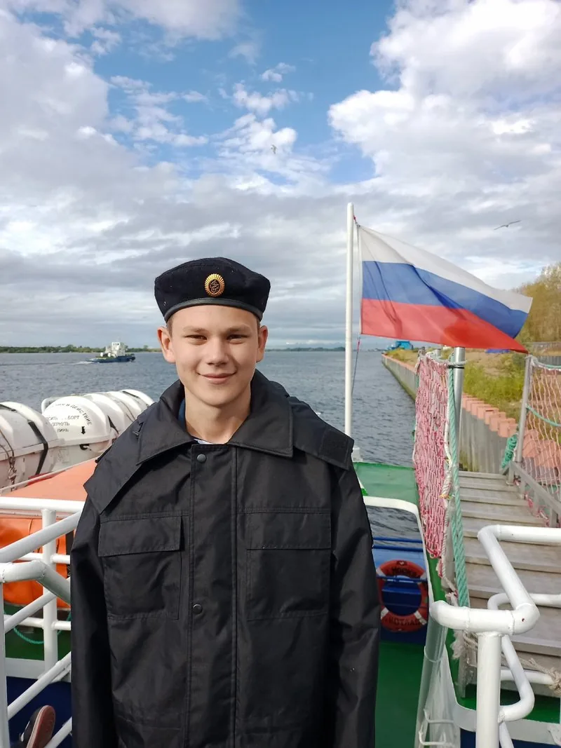 Флаг РОССИИ гордо реет над моею головой !