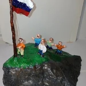 Поднятие флага России.