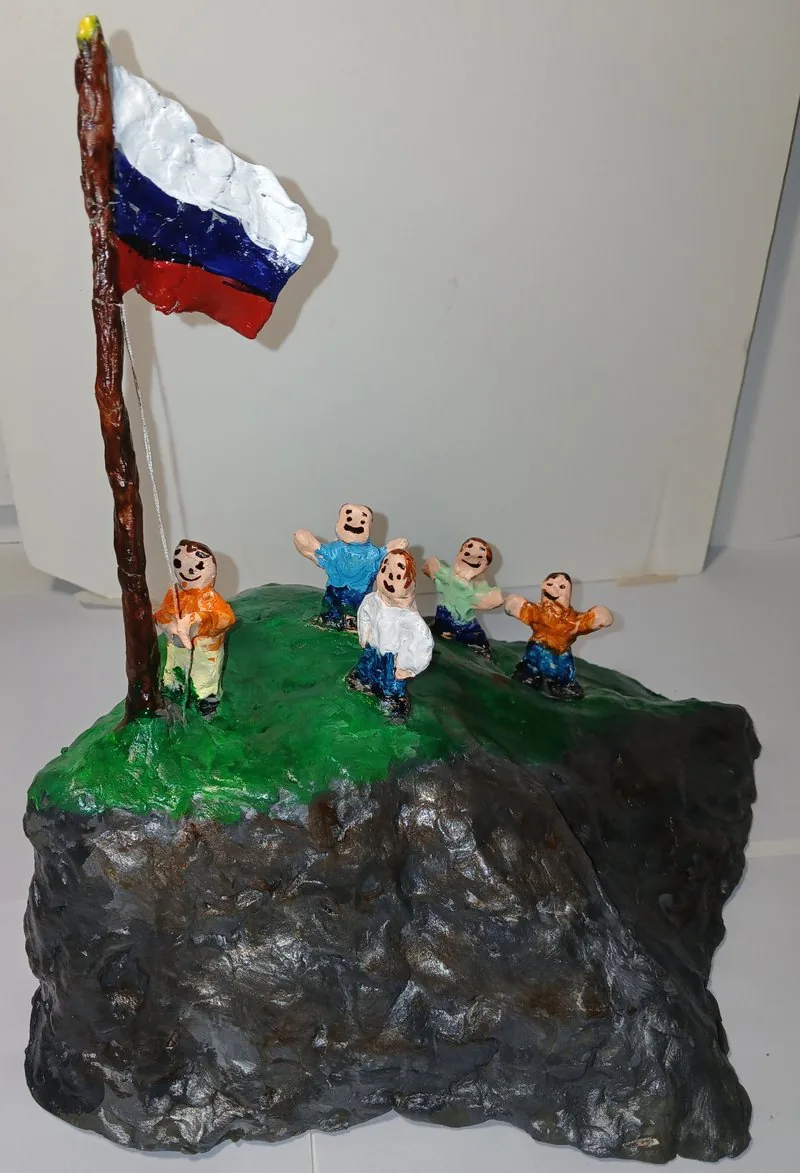 Поднятие флага России.