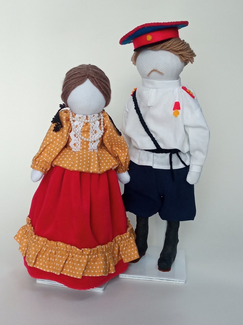 Куклы в традиционных казачьих костюмах