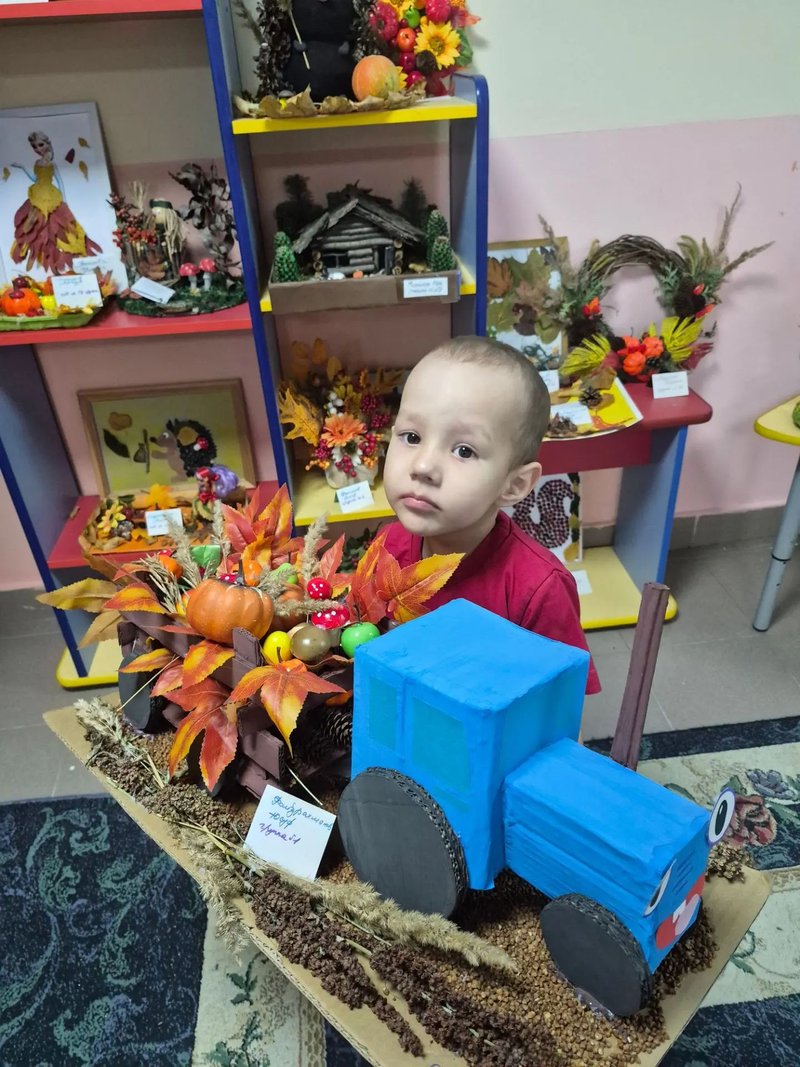 "По полям, по полям Синий Трактор едет к нам...."